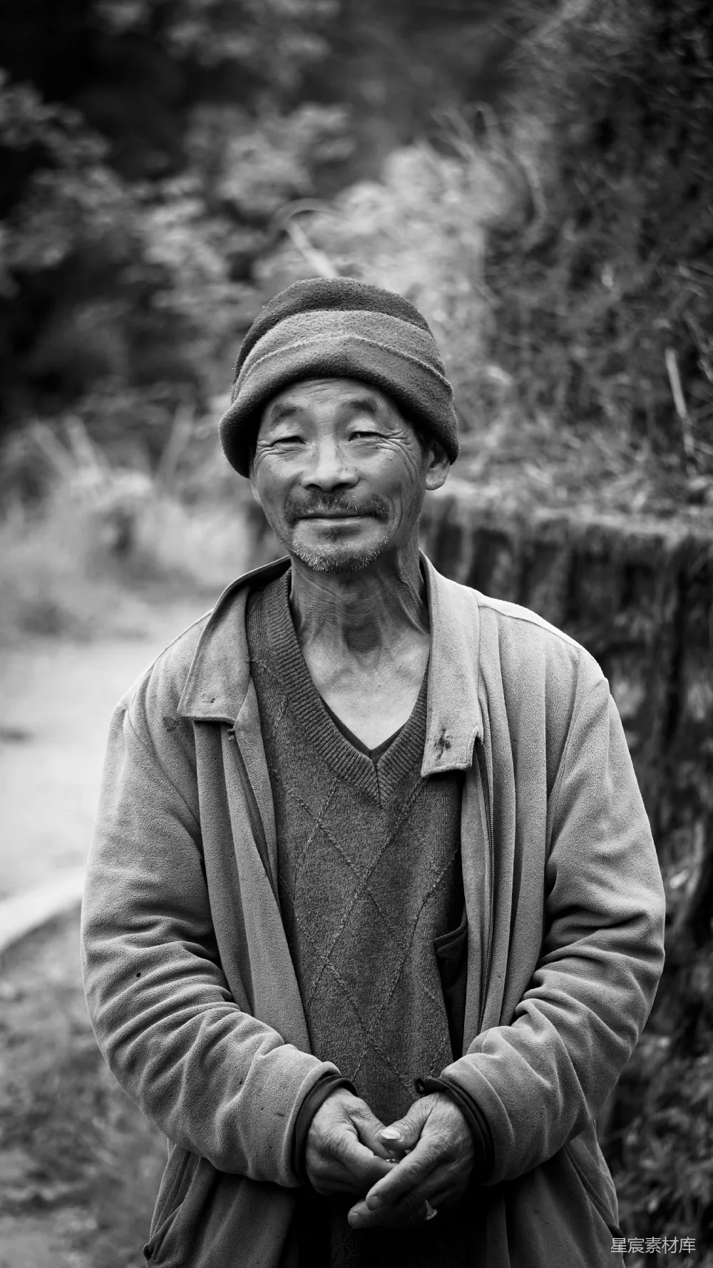 高清摄影 一位老人微笑，脸上是黑白的颜色。