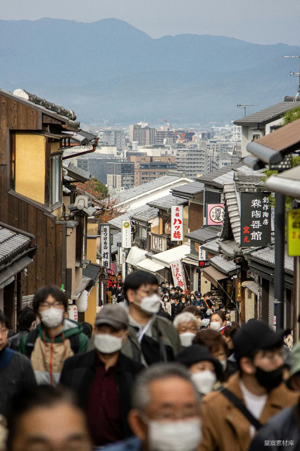 高清摄影 旅行 一群人在街上行走，戴着口罩