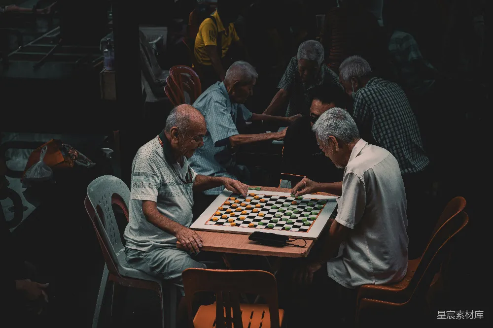 高清摄影 一群老年男子在下国际象棋。