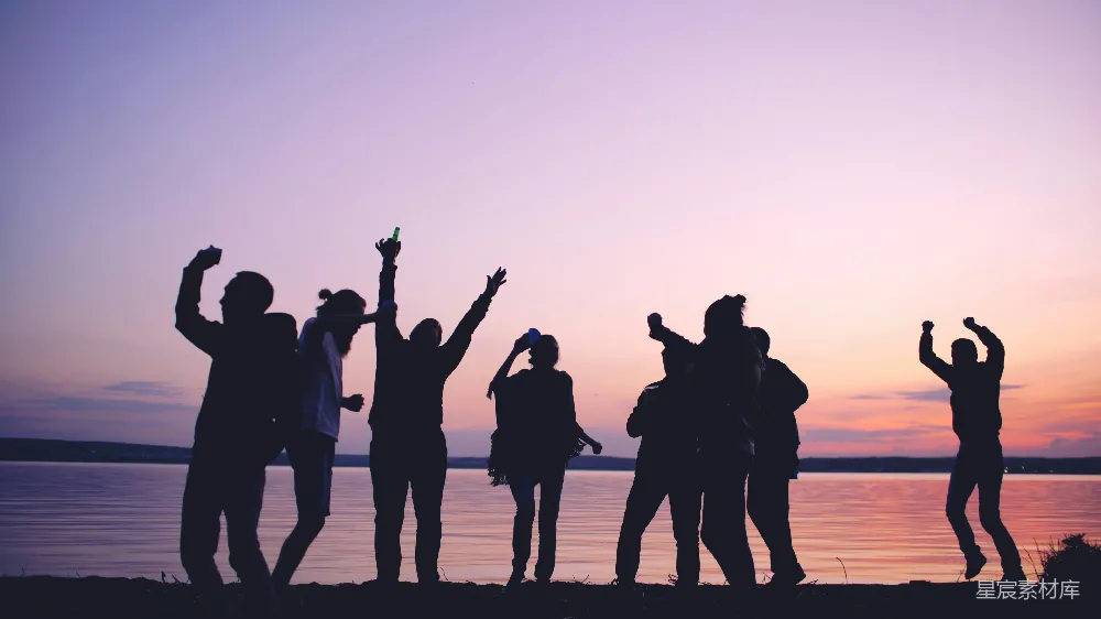 高清摄影 夕阳下轮廓分明的人群庆祝场面