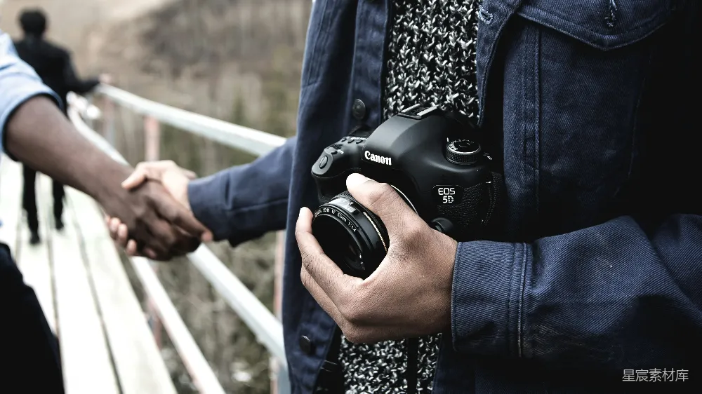 高清摄影 手持佳能 DSLR 相机