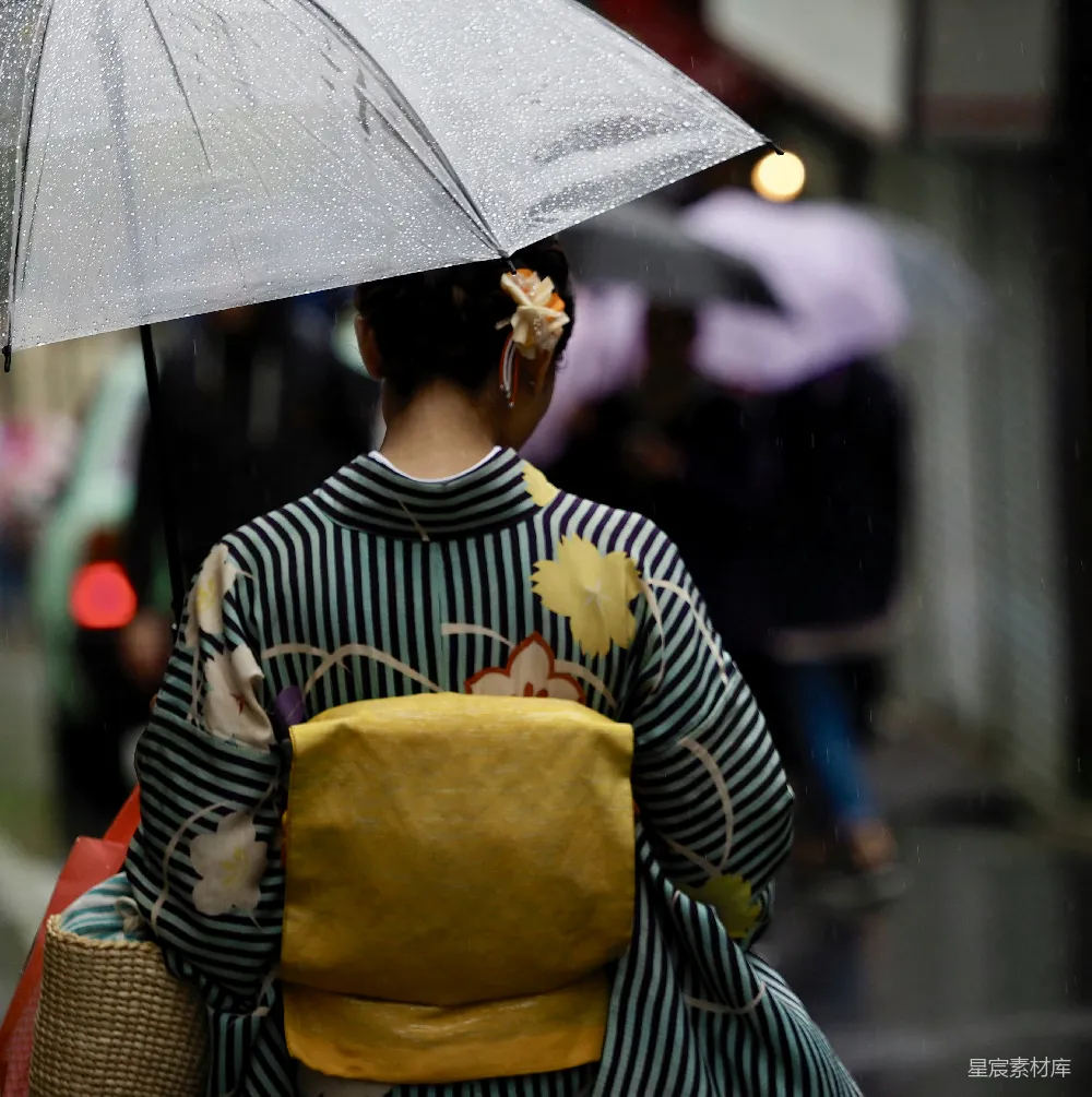 高清摄影 黑白条纹连衣裙的女人正拿着雨伞
