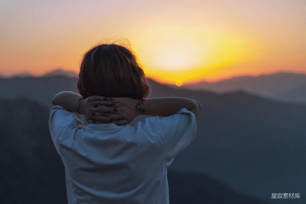 高清摄影 背对夕阳抱着头的女子