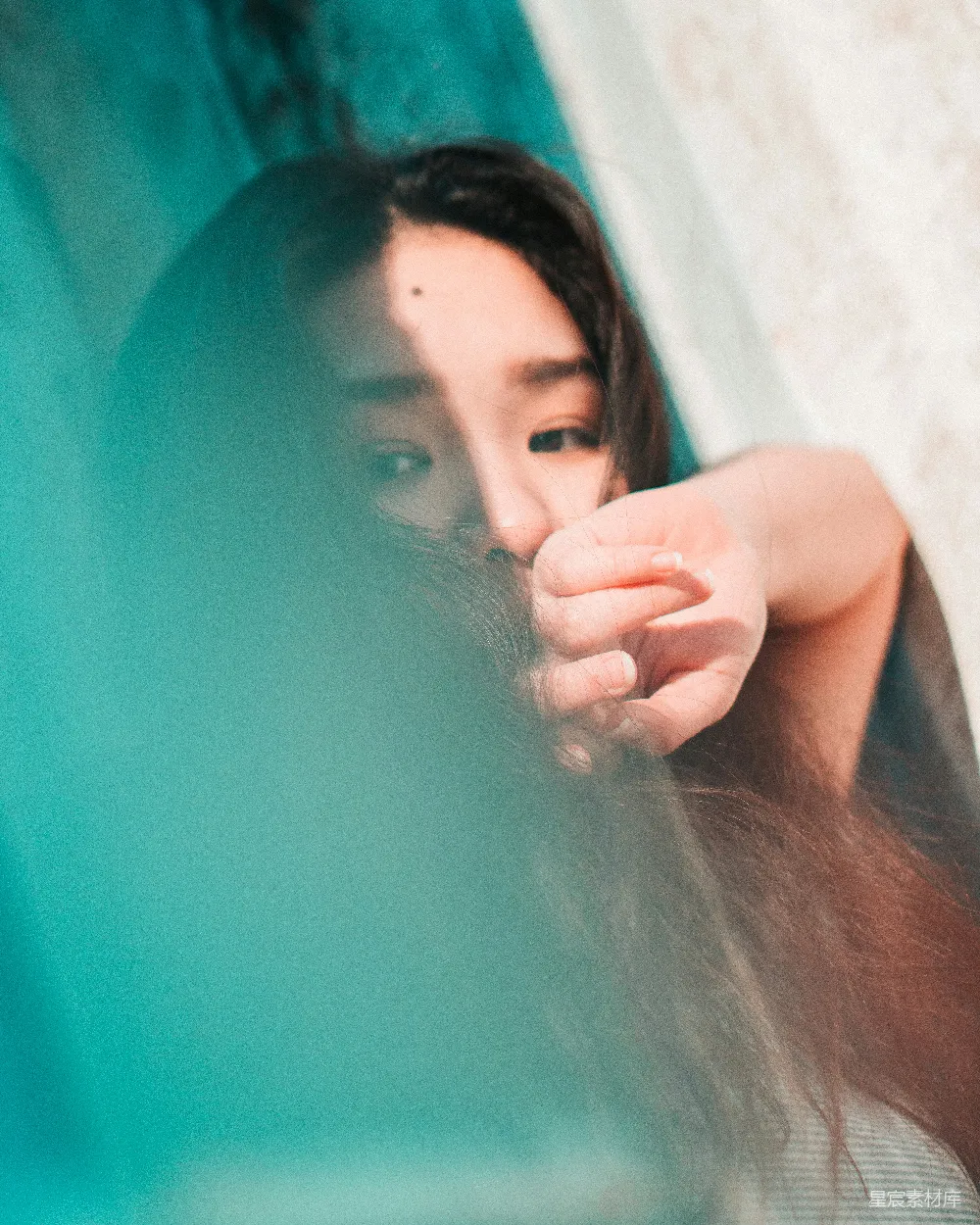 高清摄影 穿着灰色上衣的女子