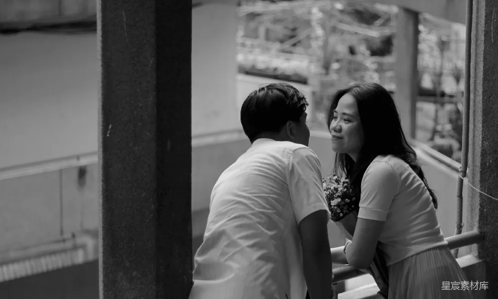 高清摄影 一个男人和一个女人站在彼此旁边