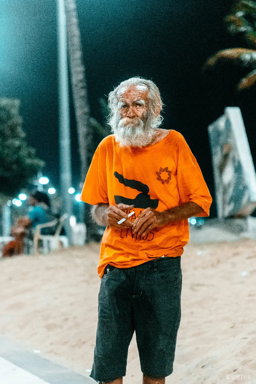 高清摄影 橙色圆领T恤的男人在棕色沙滩上站立，白天时间。