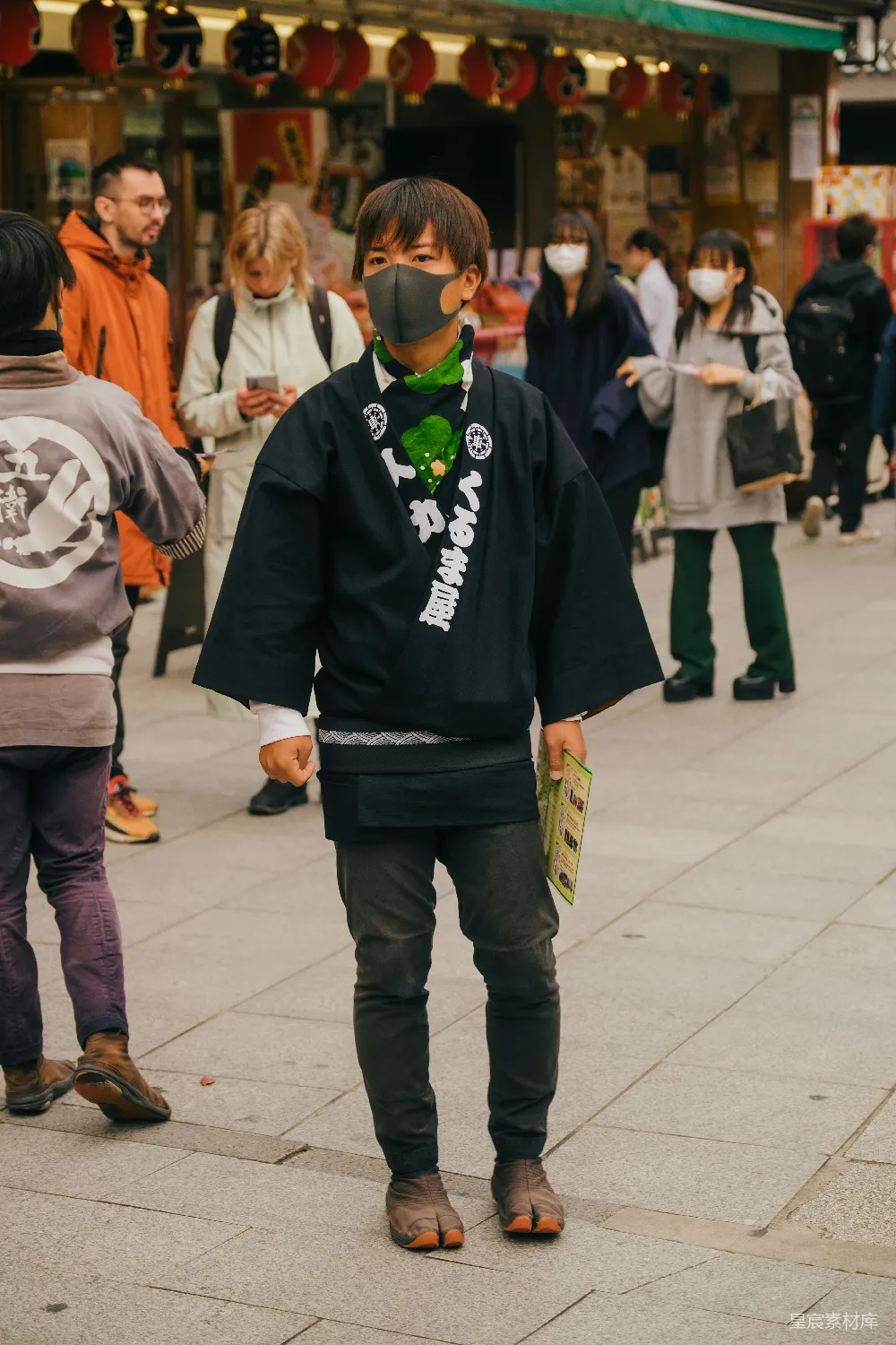 高清摄影 一个穿着黑夹克和绿围巾的人