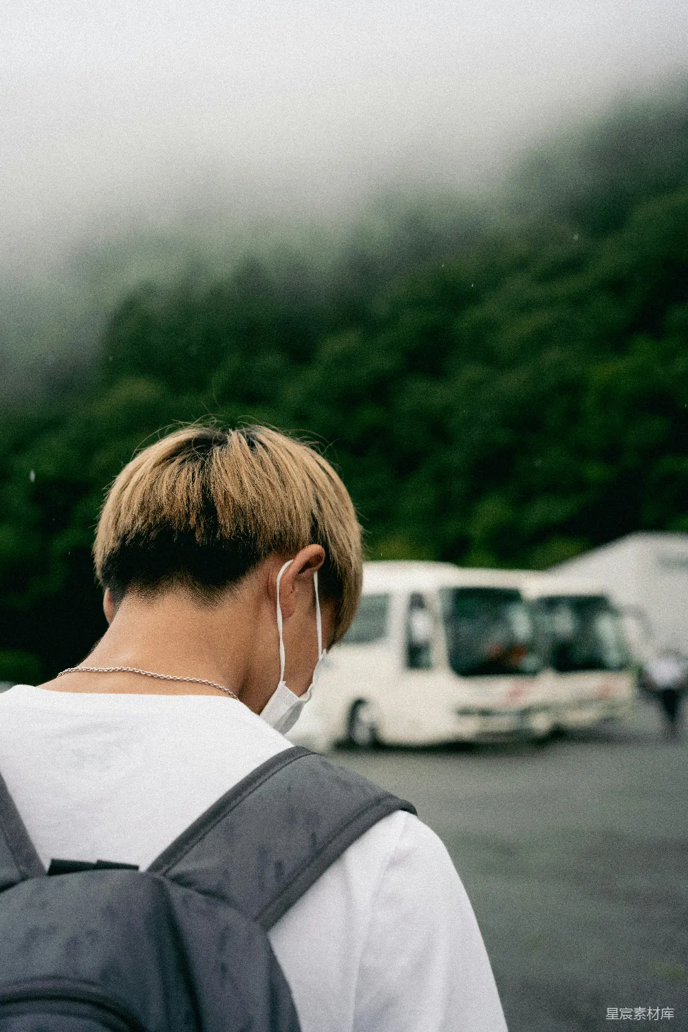 高清摄影 一个戴着耳机的男人