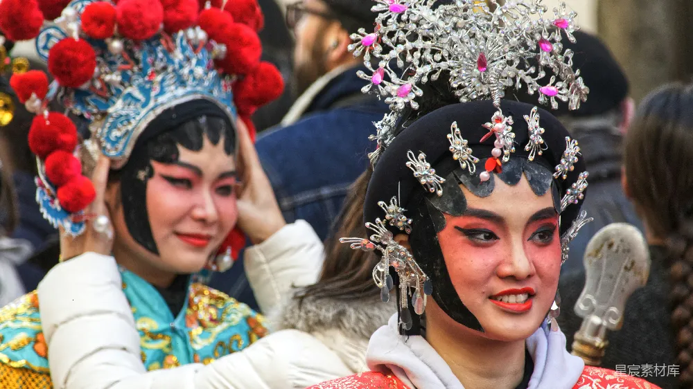 高清摄影 男女在活动中戴着口罩参加活动
