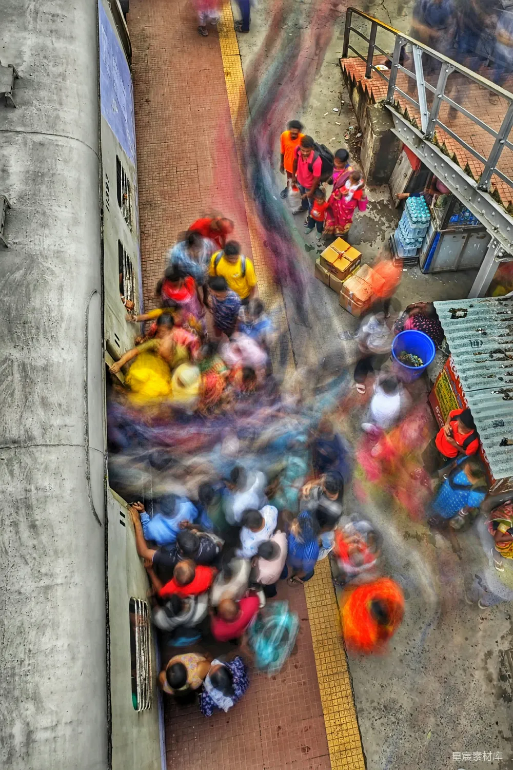 高清摄影 一群人在火车站周围站立