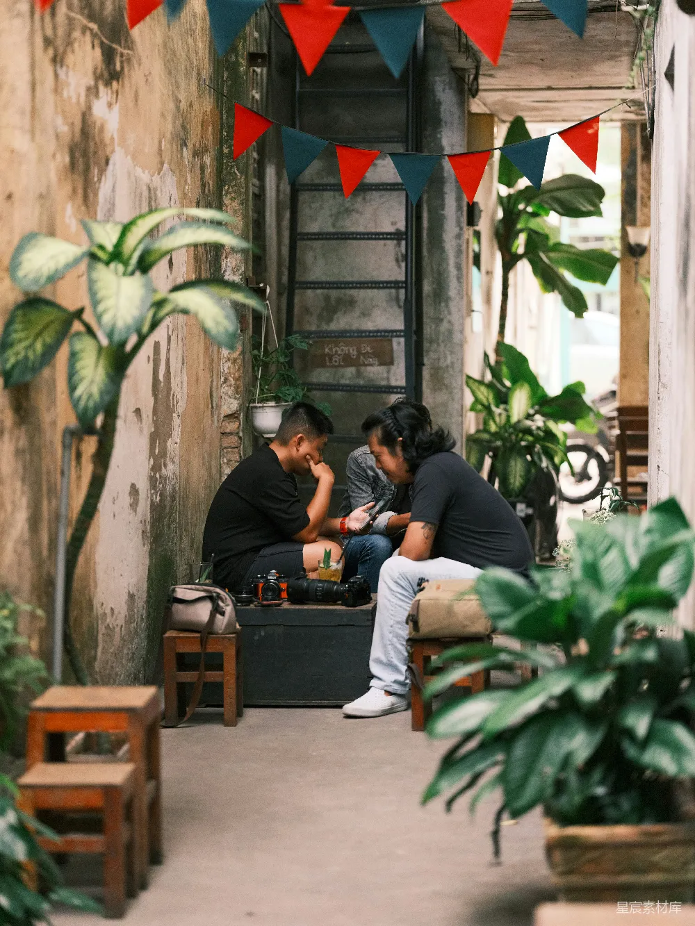 高清摄影 两人坐在 courtyard 中的一条长椅上。