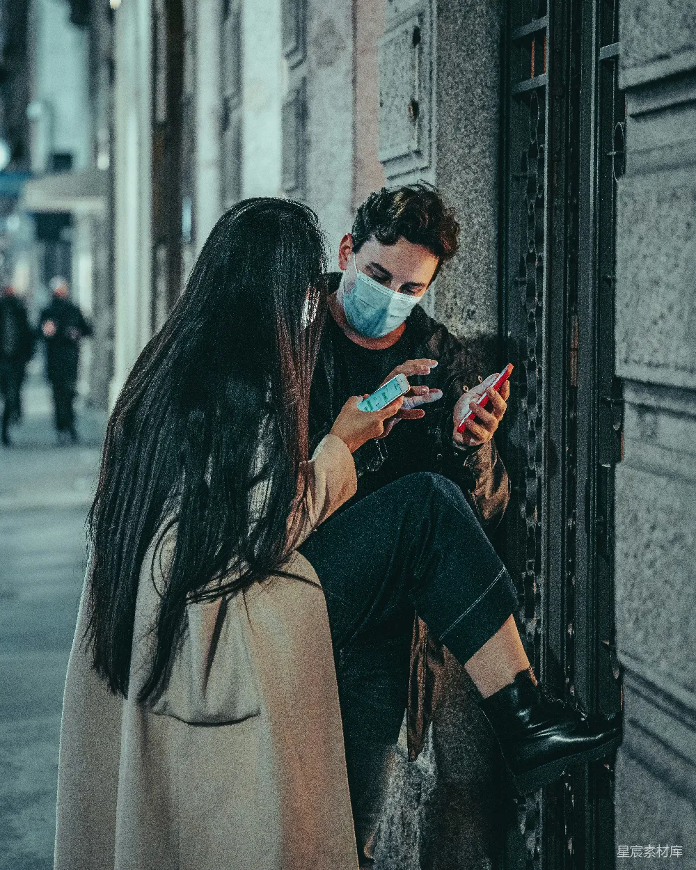 高清摄影 戴着口罩的女人在看她的手机