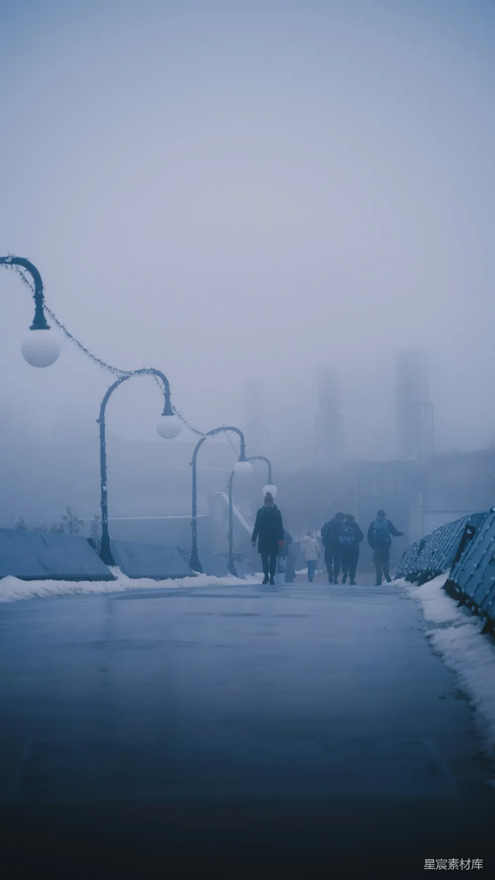 高清摄影 一群人在雪地里走在人行道上