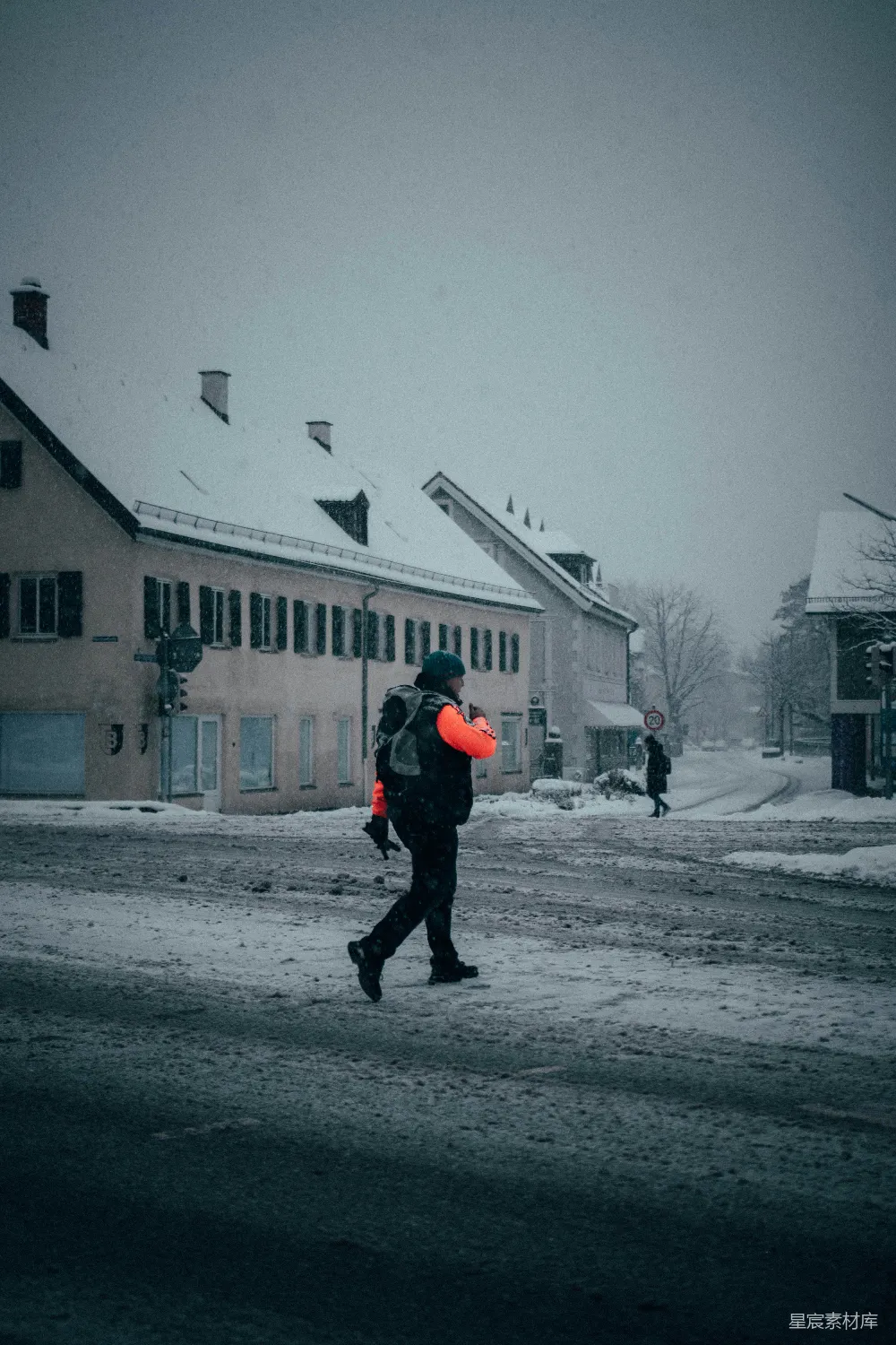 高清摄影 人物 黑夹克黑裤子的人在白天走在覆盖着雪的路面上行走