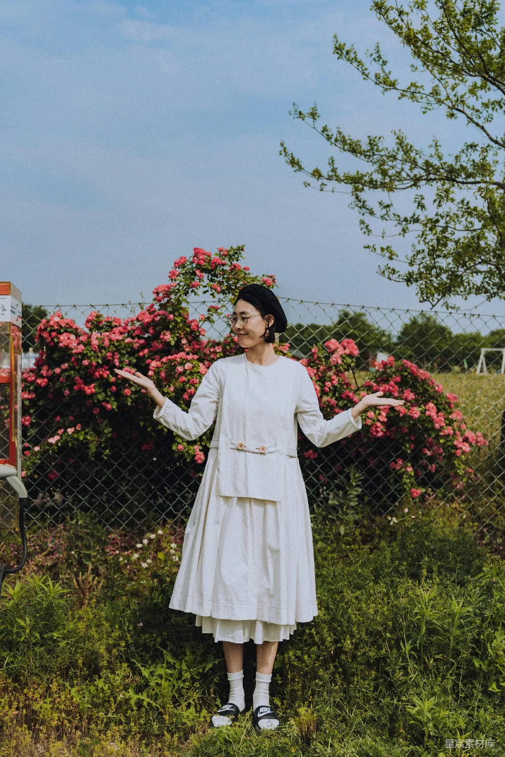 高清摄影 白色长袖连衣裙的女子在绿草地上白天站立。