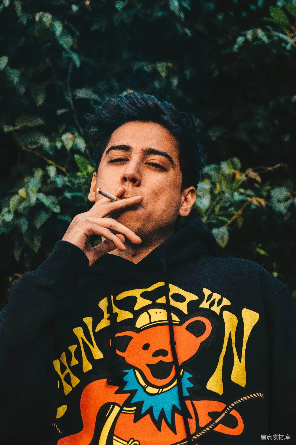 高清摄影 人物 一个男子在灌木前抽烟