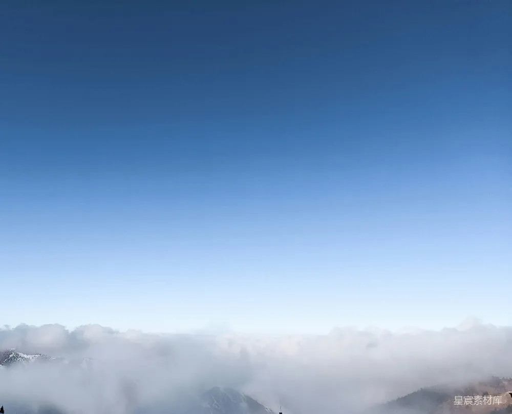 高清摄影  一群人在雪覆盖的斜坡上站立。