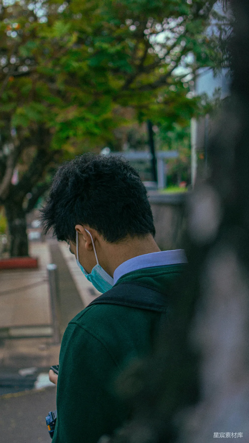 高清摄影 一个戴着耳机的男人