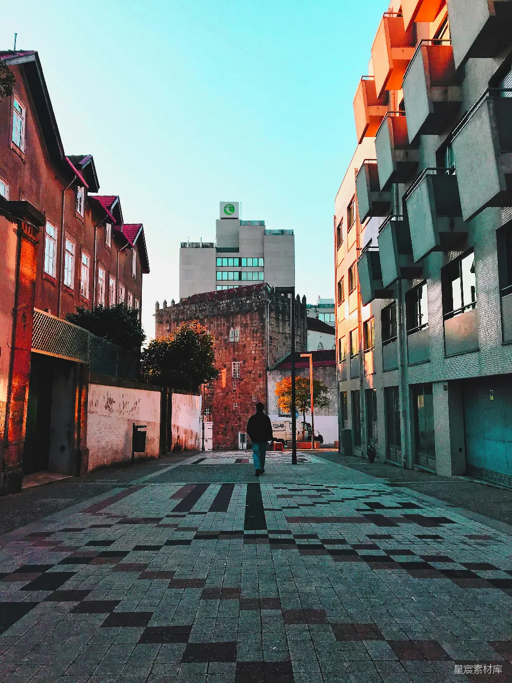 高清摄影 行人走在建筑物之间