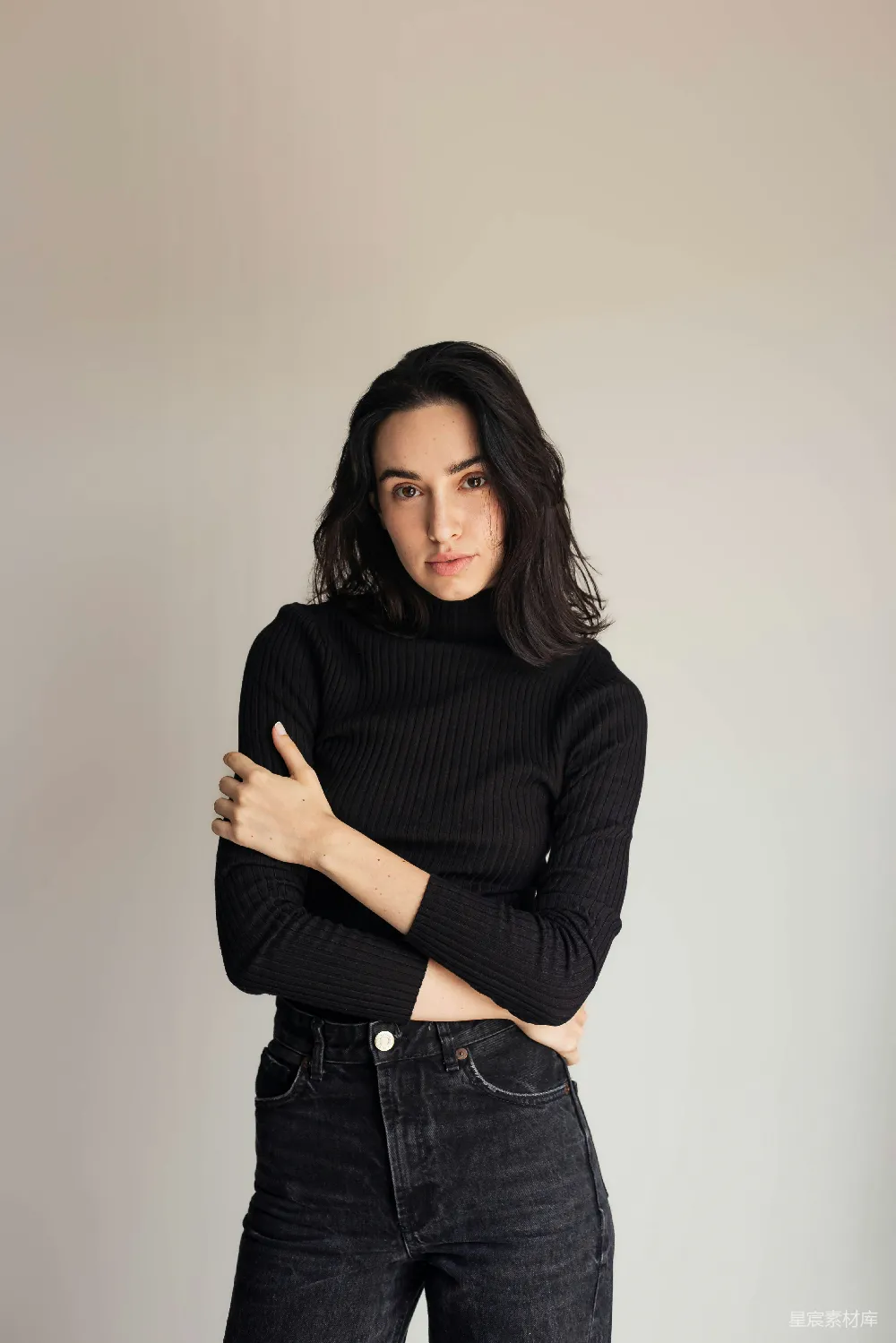 高清摄影 一个女人穿着黑色的翻领毛衣
