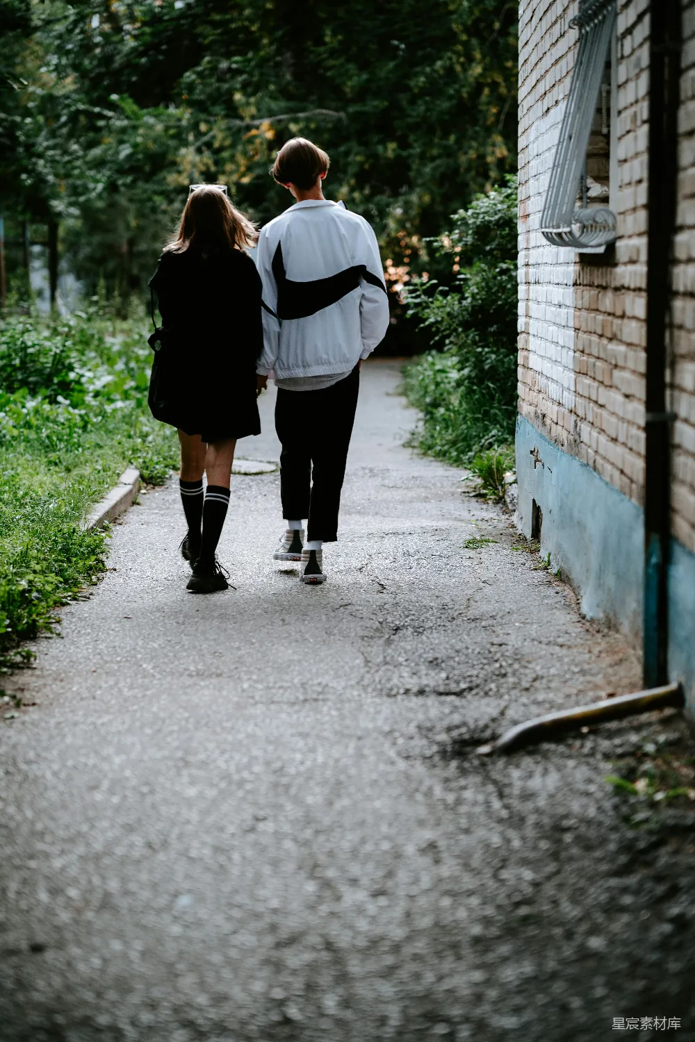 高清摄影 一个男人和一个女人走在人行道上