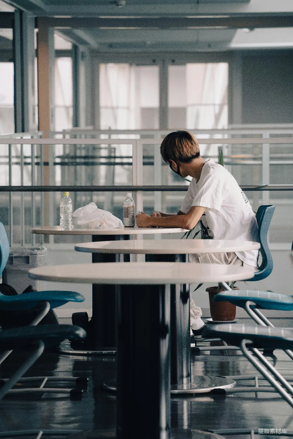 高清摄影 一个男人坐在一张桌子旁