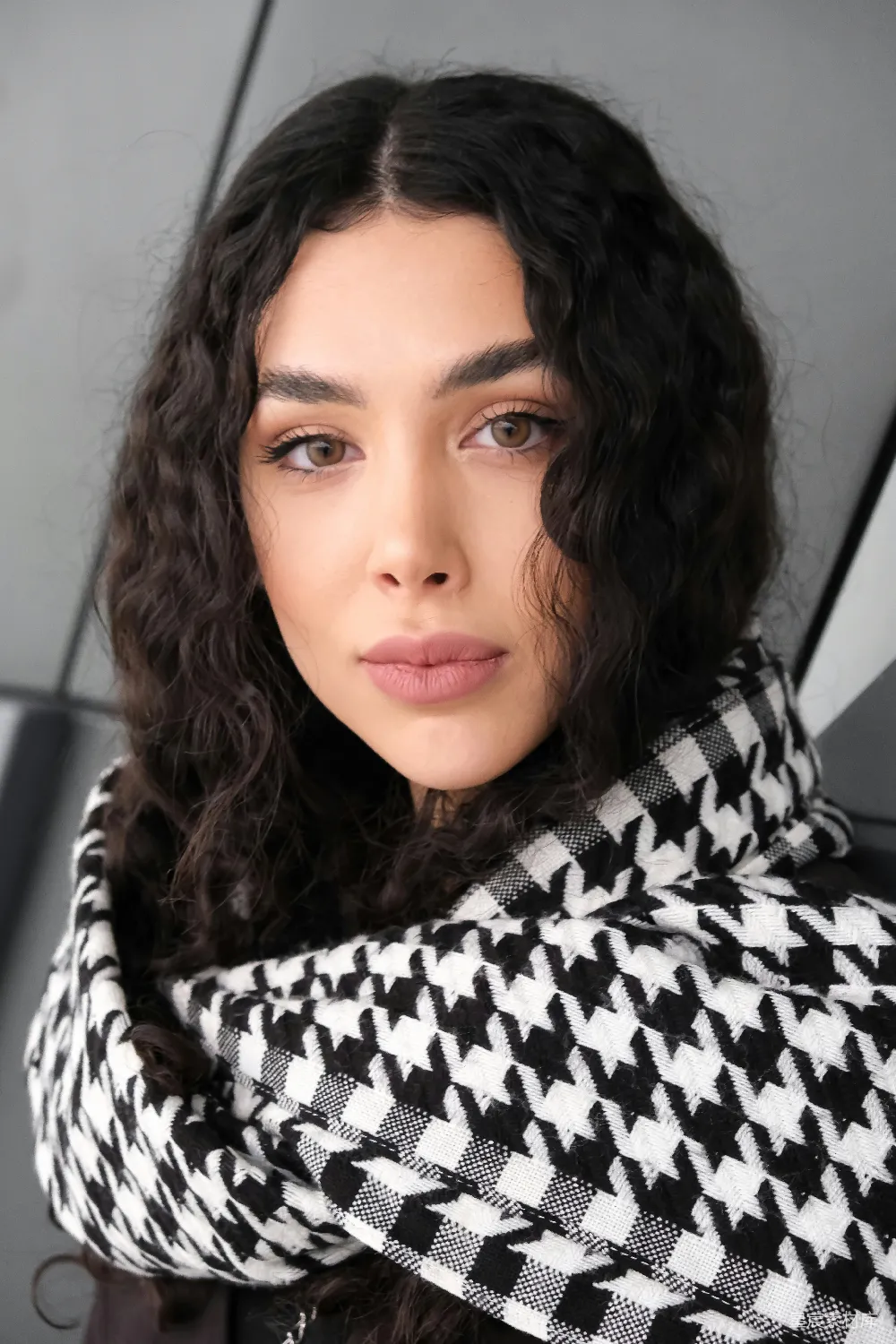 高清摄影 一头 curly 头发的女子戴着黑色和白色相间的围巾