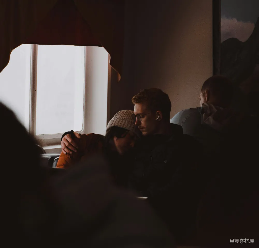 高清摄影 一群人在一间黑暗的房间里坐著。