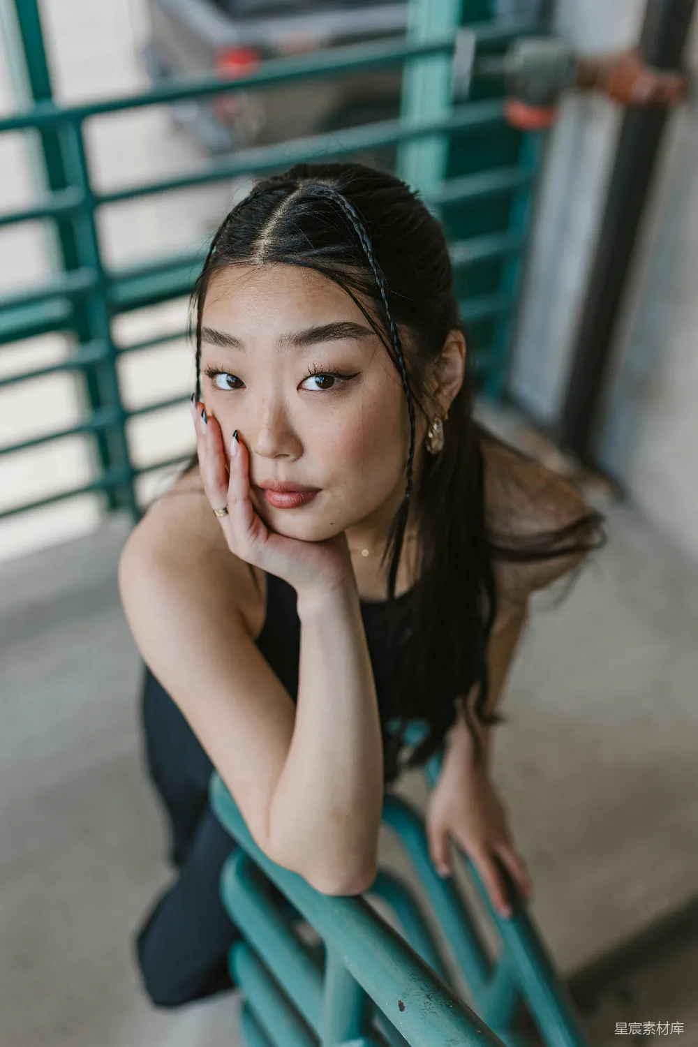 高清摄影 一个女人坐在椅子上，用手捂住脸。