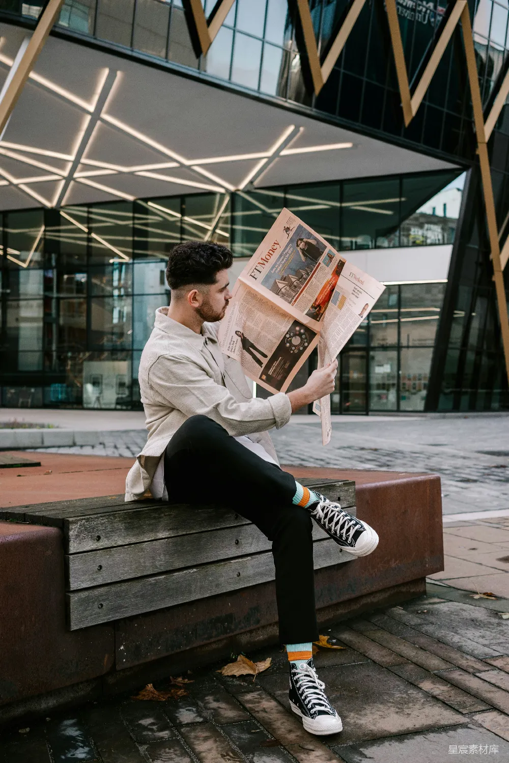 高清摄影 灰色夹克的男人正在阅读报纸。
