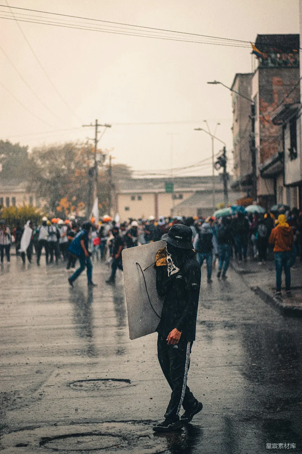 高清摄影 撑伞的男人在雨中行走