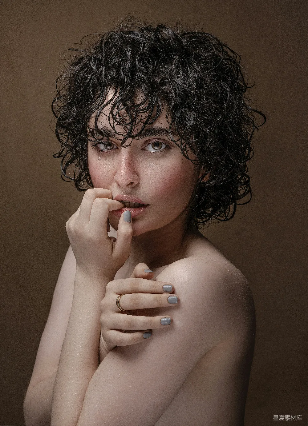 高清摄影 一头 curly 发型的女子正在拍照。