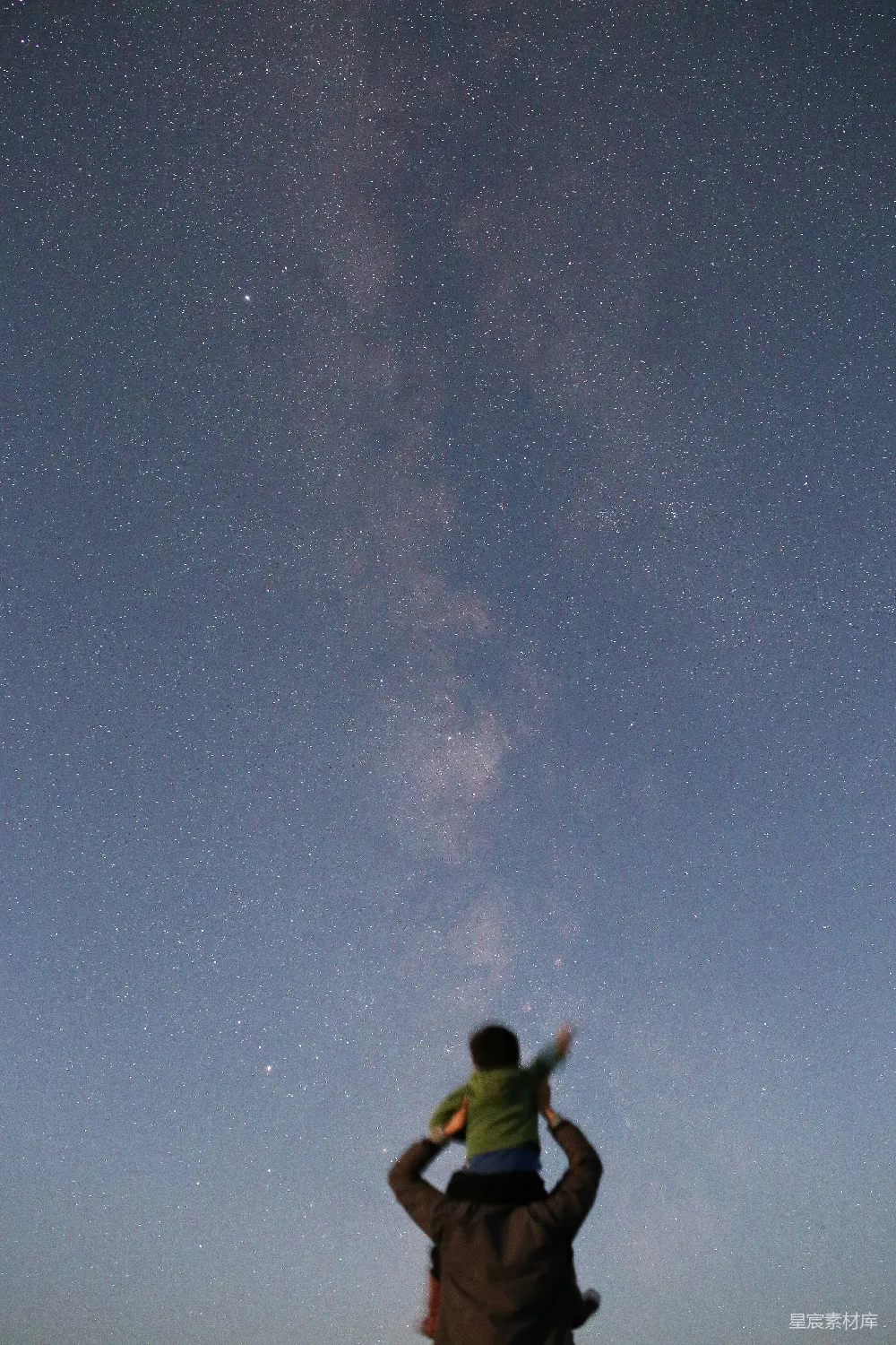 高清摄影 童子在男子肘部，星空之下