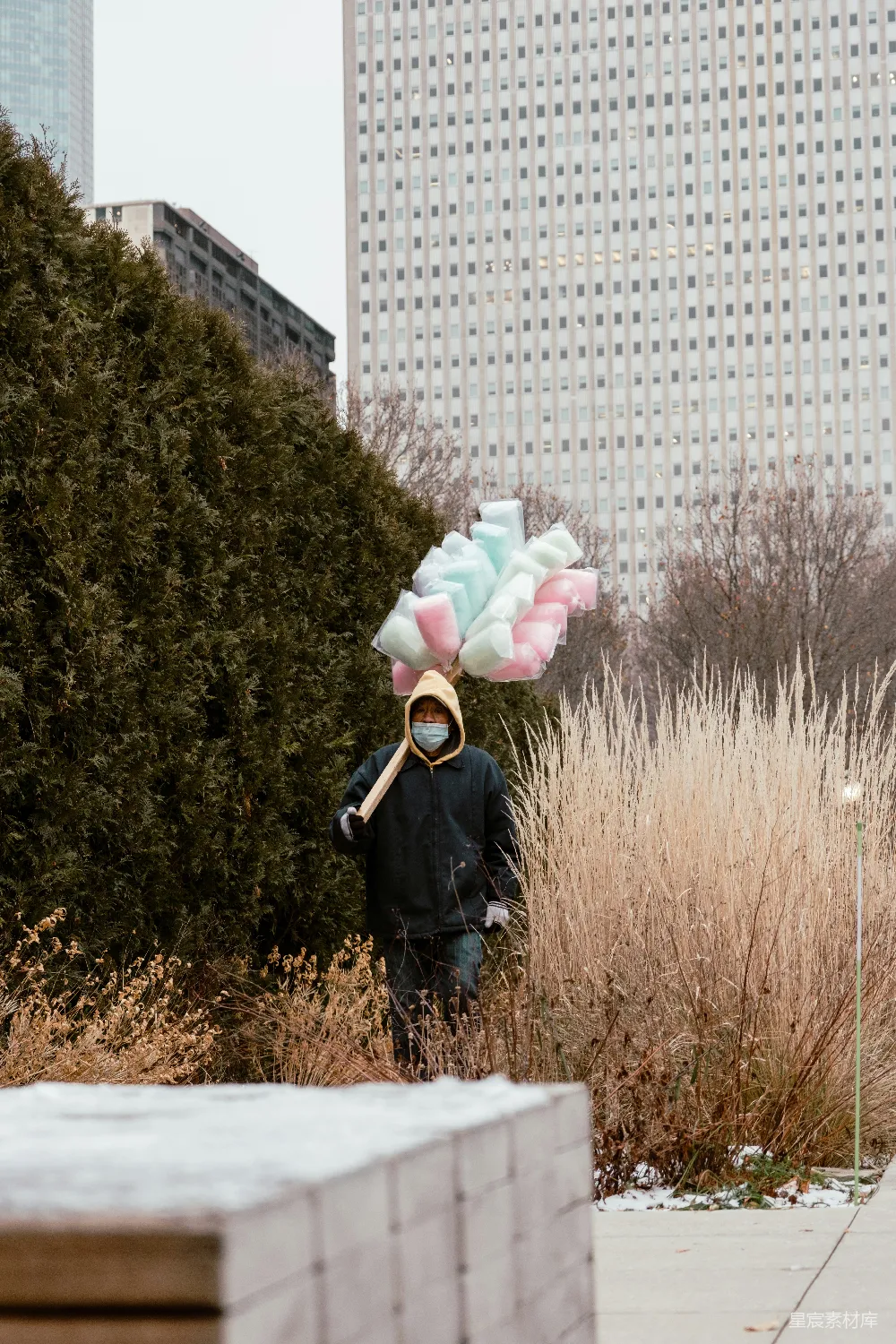 高清摄影 头顶一堆东西的人