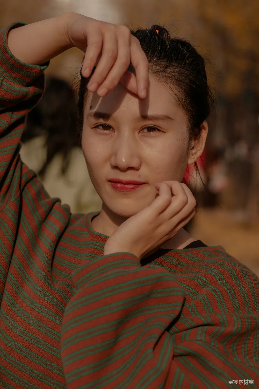 高清摄影 一个女人用手捂着头