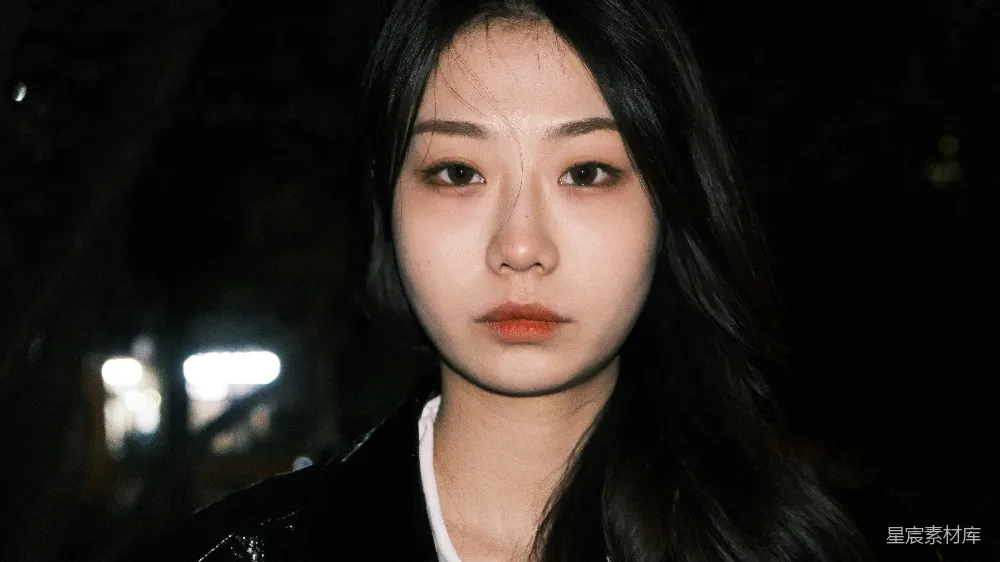 高清摄影 一个长着黑色头发的女人穿着黑色夹克