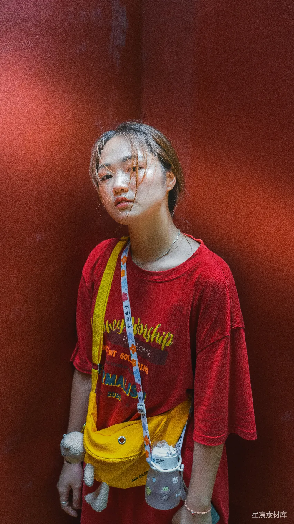高清摄影 人物 红衣女童圆领T恤