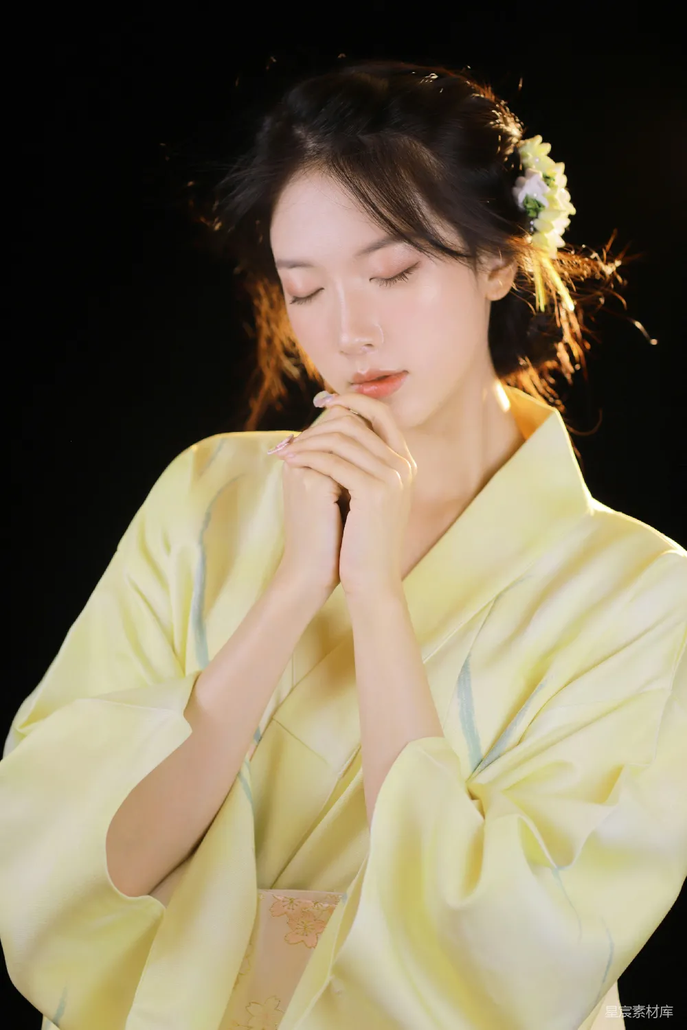 高清摄影 黄色长袖衫的女人