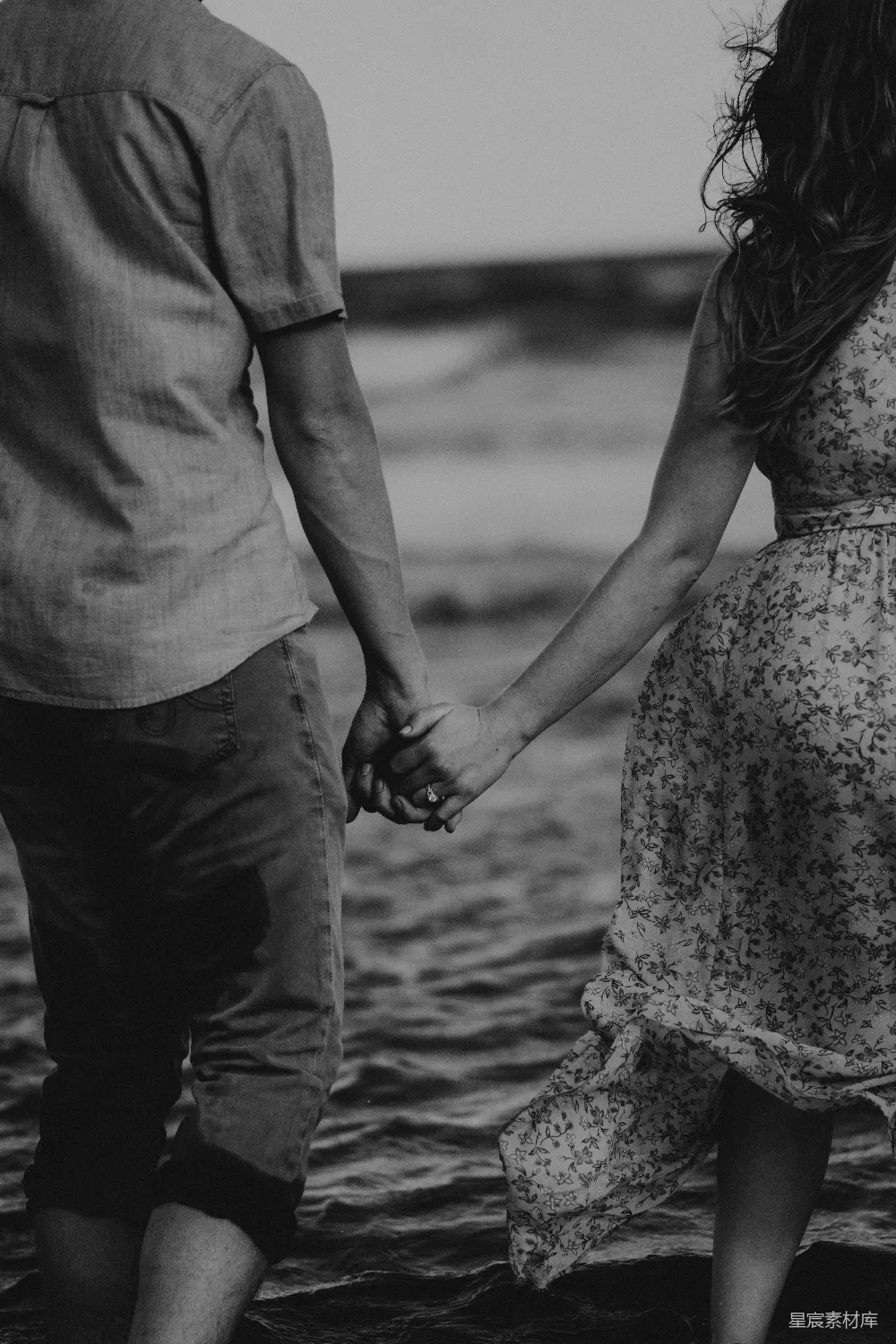 高清摄影 海滩上的夫妻 couple 在海滩上