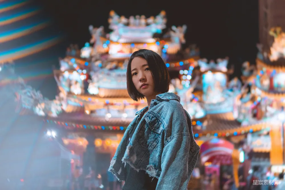 高清摄影 蓝色牛仔夹克的女人站在商店前面
