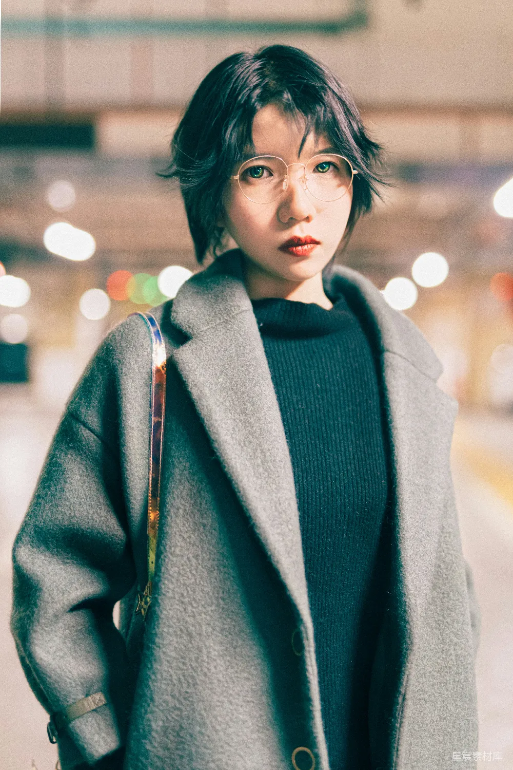 高清摄影 黑衣女子，灰色大衣