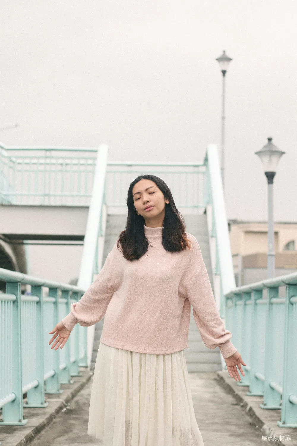 高清摄影 人物 粉色上衣的妇女在白天站在白色木制楼梯上