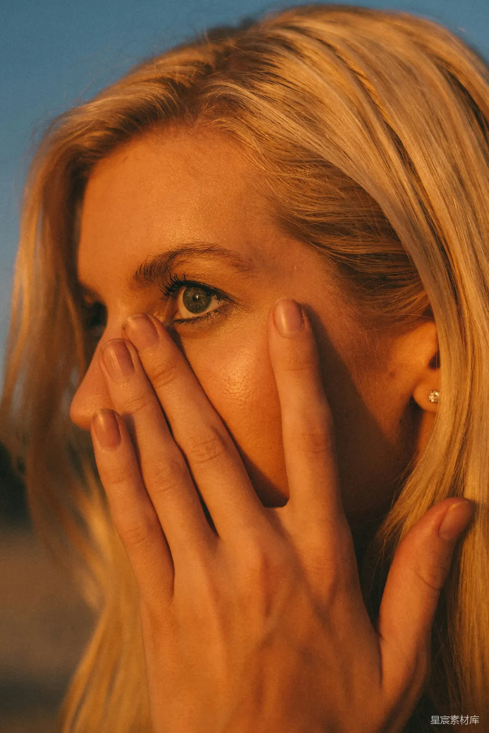 高清摄影 人物 blonde-haired woman holding her cheek