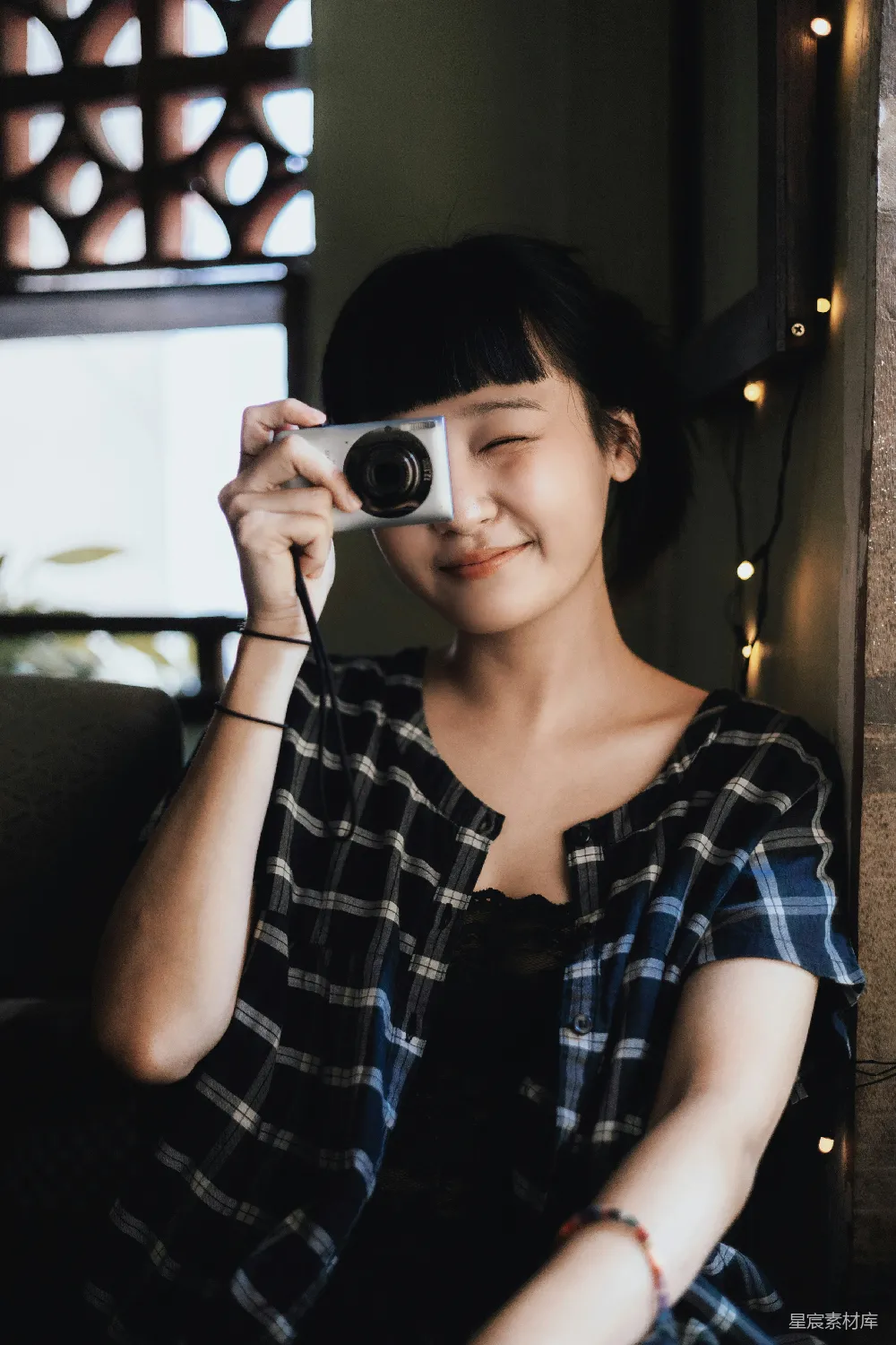 高清摄影 人物 一位女性在用相机拍照