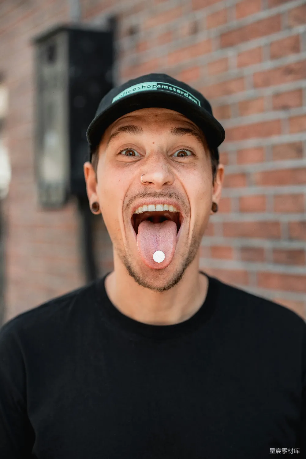高清摄影 人物 黑色连帽衫的男士戴着黑色帽子