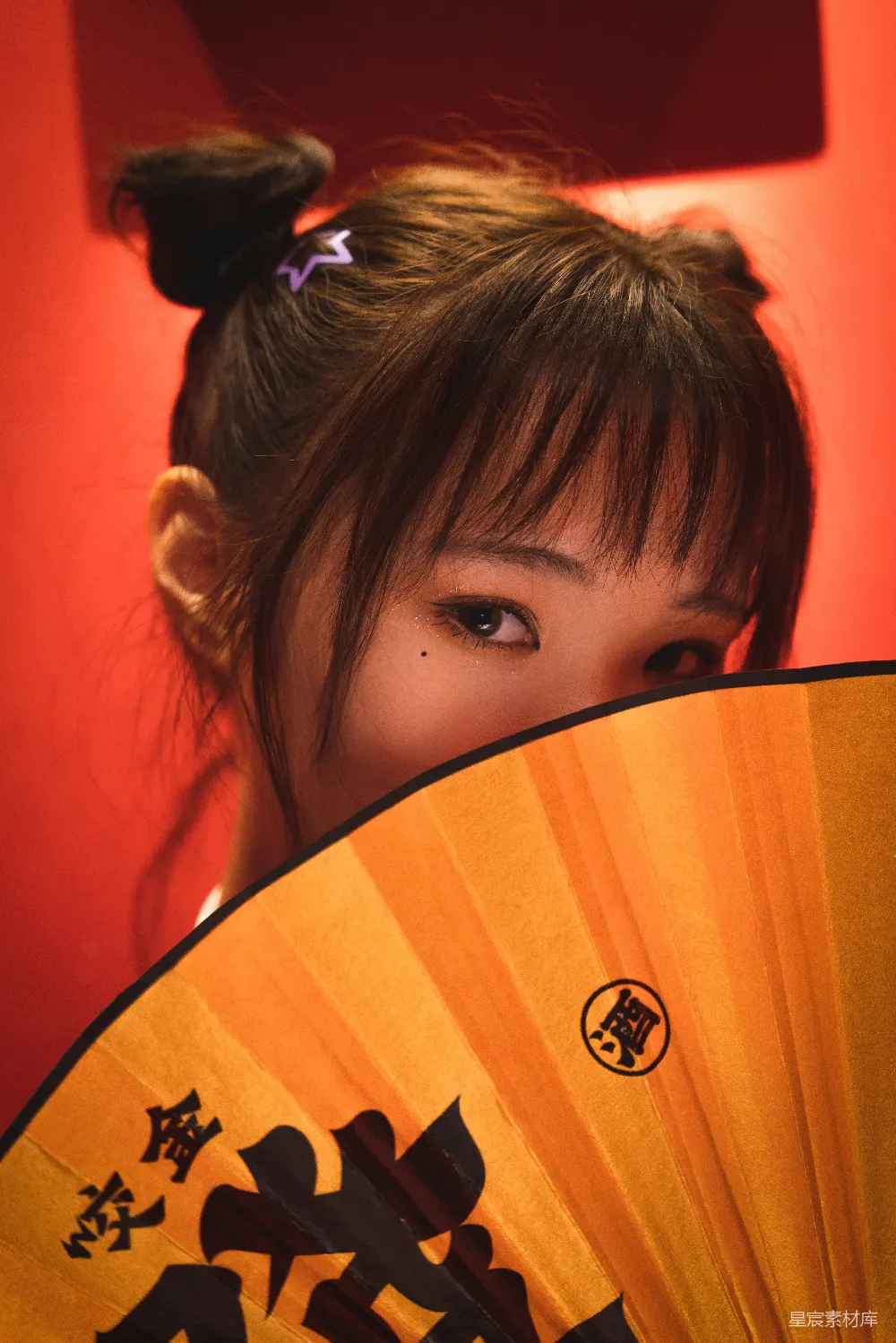 高清摄影 人物 黑发女孩，戴着黑白花卉头饰