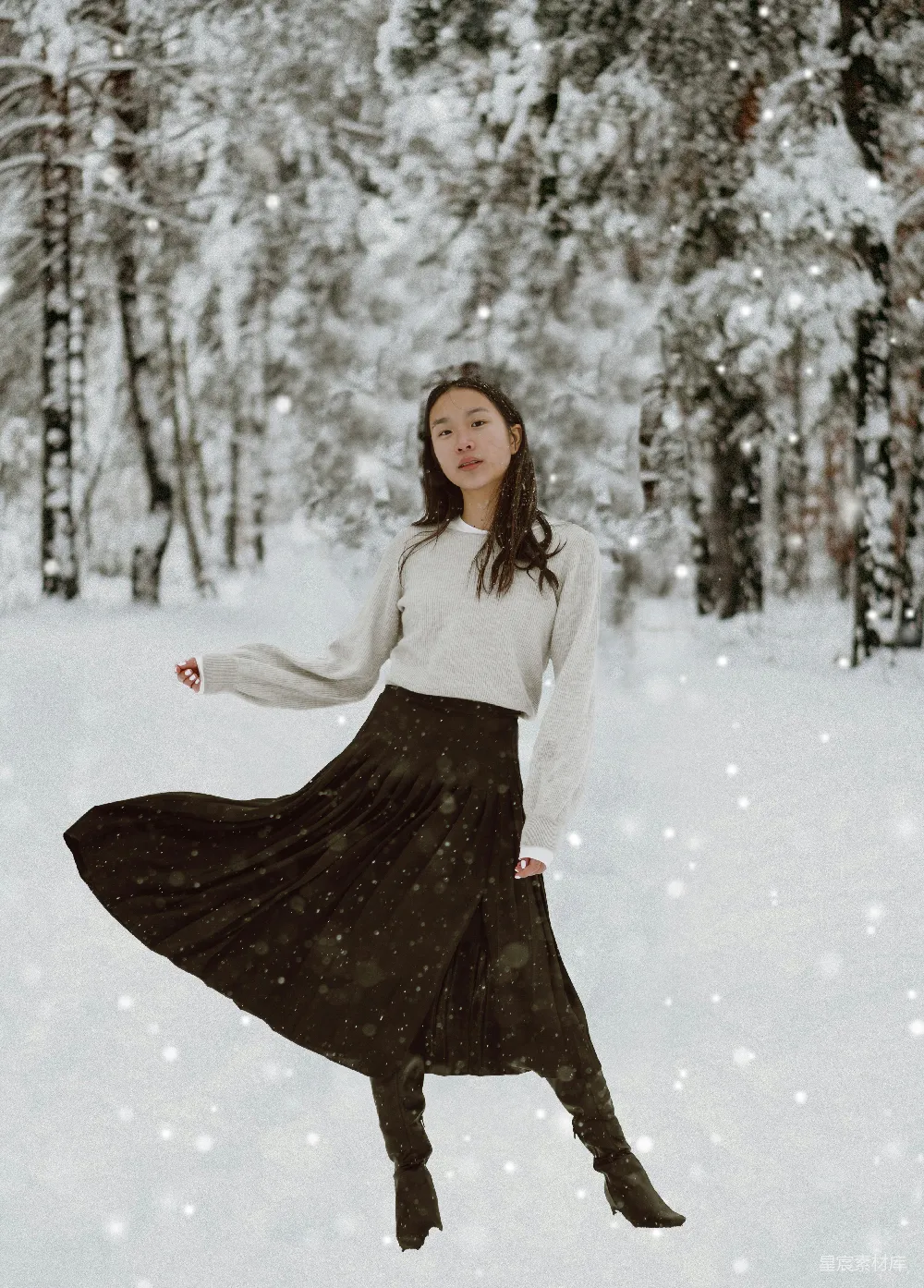 高清摄影 白上衣长袖女性站在覆盖着积雪的地面上白天站立