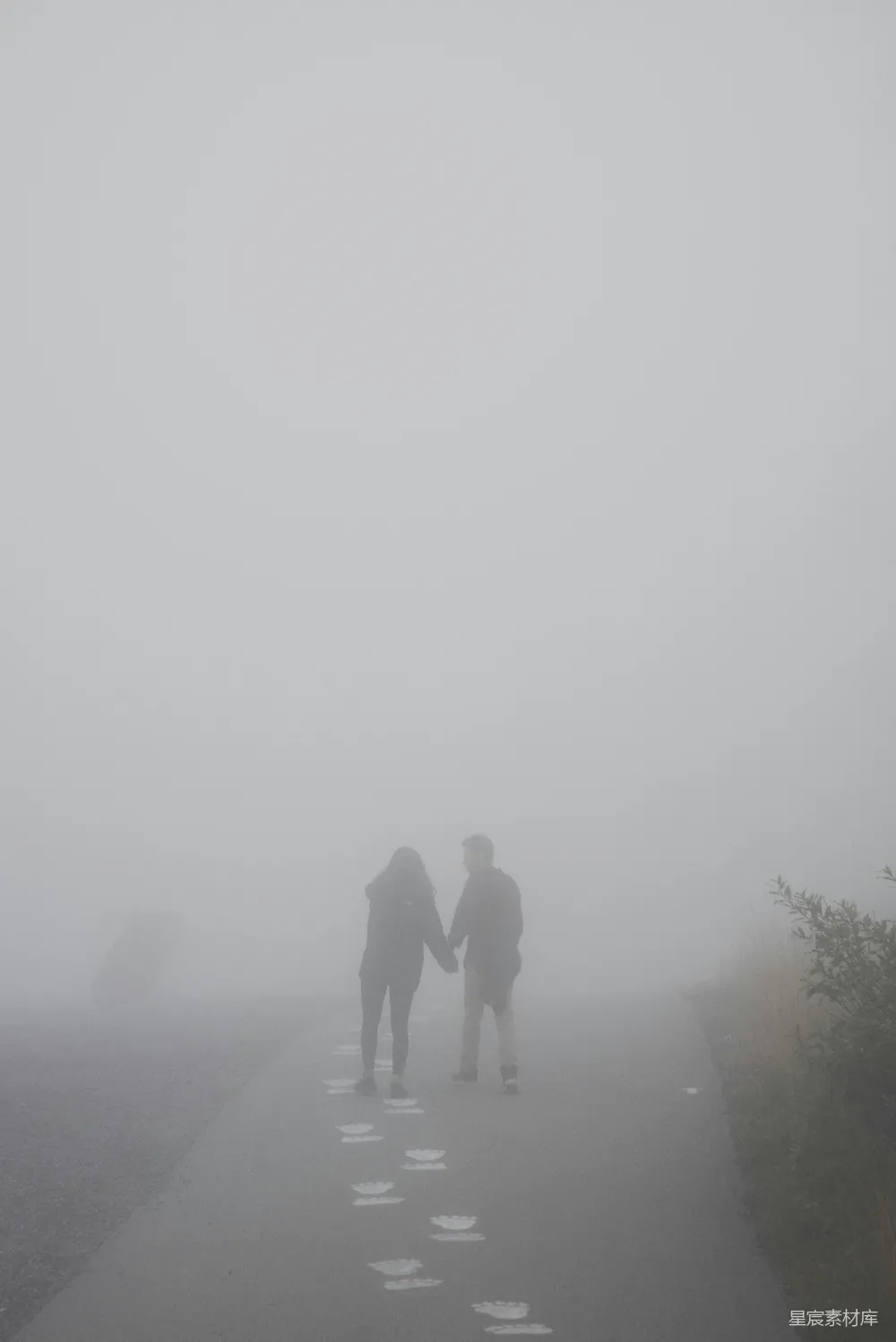 高清摄影  两名男子在雾天走在路上