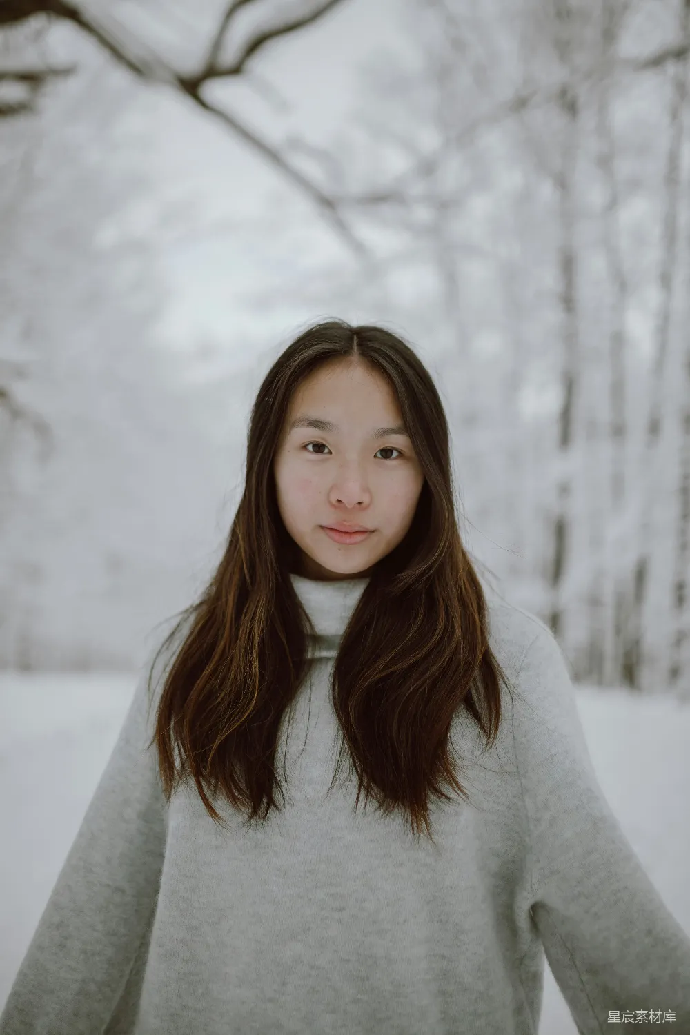 高清摄影 白毛衣女子站在覆有白雪的地面上，白天。