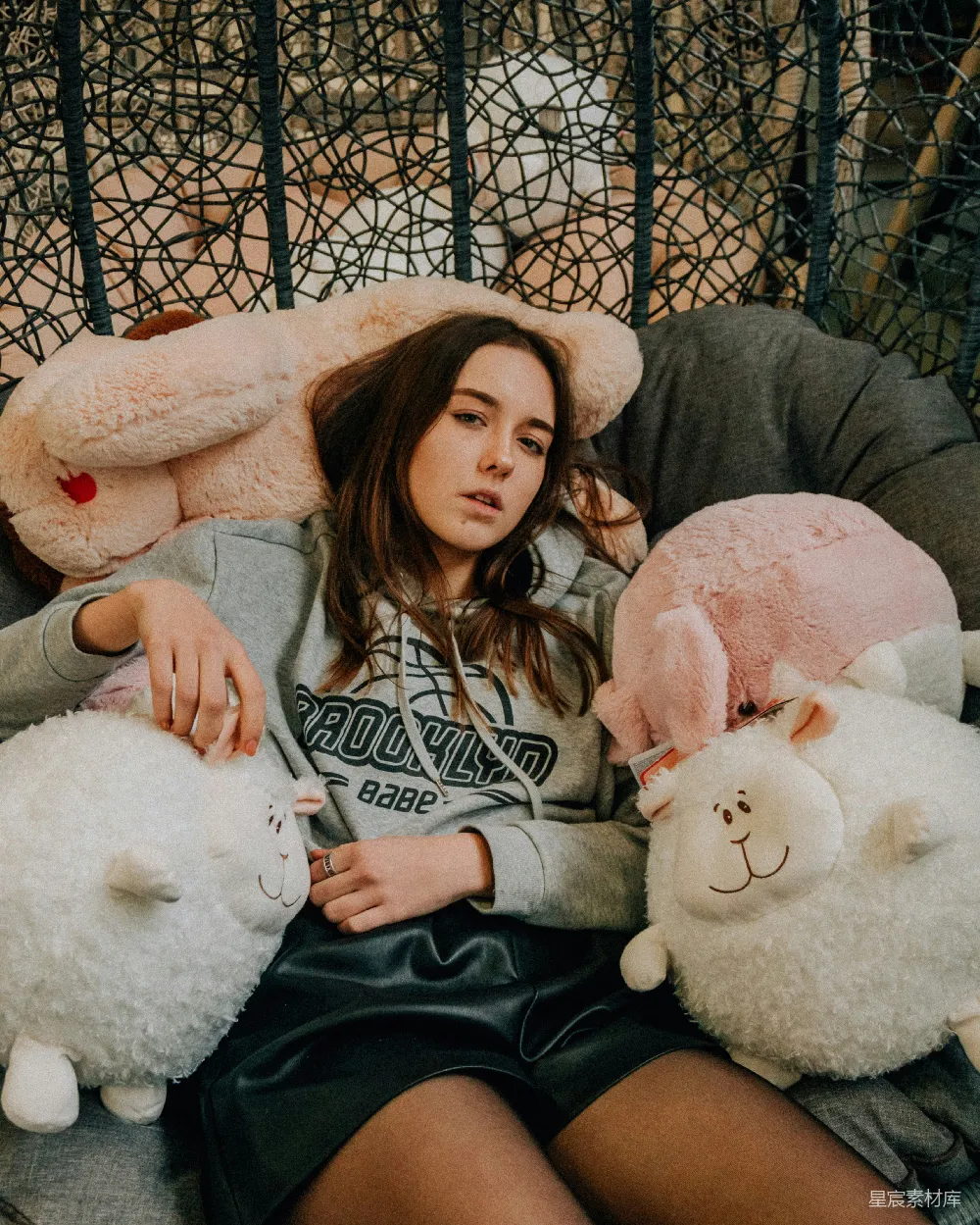 高清摄影 穿着粉红色毛衣的女人坐在一只白色玩偶熊旁边